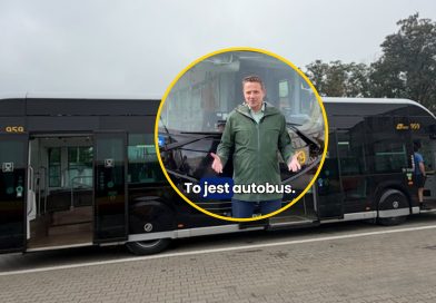 Nietypowy autobus jeździ po Warszawie. Przypomina tramwaj