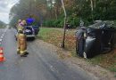 Fiat przewrócony, latarnia wygięta. Gdyby na tym kierowca skończył, nie byłoby aż tak źle