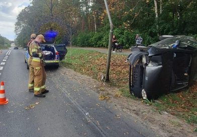 Fiat przewrócony, latarnia wygięta. Gdyby na tym kierowca skończył, nie byłoby aż tak źle