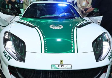 Nowy radiowóz policji z Dubaju. To Ferrari od Mansory