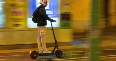 Jechał ponad „setką” przez Warszawę na hulajnodze. Drogowa patologia na filmie