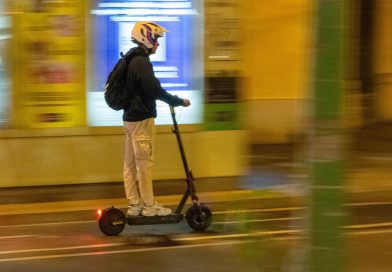 Jechał ponad „setką” przez Warszawę na hulajnodze. Drogowa patologia na filmie