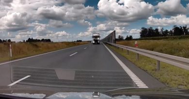 Tir wyprzedzał na trzeciego. Drugi kierowca musiał „przytulić się” do bariery