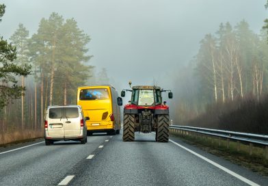 Traktor jedzie 30 km na godz., a na jezdni podwójna ciągła. Wyprzedzisz? Kierowcy nie znają tych przepisów
