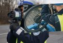 Policjanci przyjeżdżają na miejsce kontroli z hamownią.