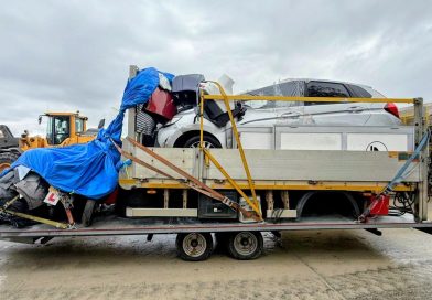 Przeciążony Ford Ranger zatrzymany na A3. Na przyczepie wiózł Hondę i mnóstwo części