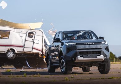 Toyota odtworzyła słynny test Top Gear. Próbowała zniszczyć nowego pickupa