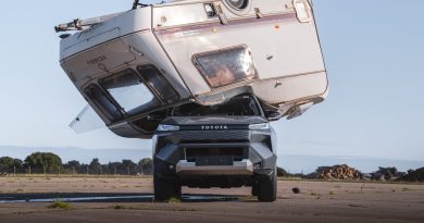 Po co Toyota zrzuciła na nowego Hiluxa przyczepę kempingową? Chciała coś udowodnić. I udowodniła