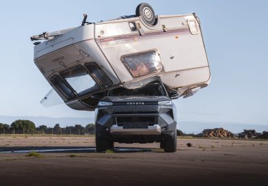 Po co Toyota zrzuciła na nowego Hiluxa przyczepę kempingową? Chciała coś udowodnić. I udowodniła